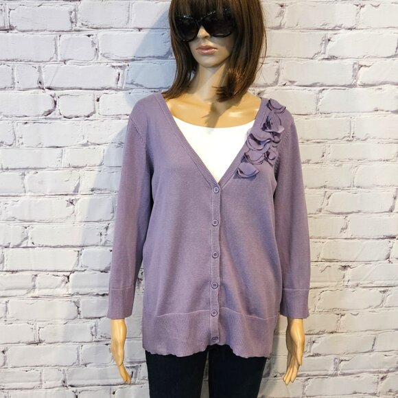 ALYX - 100% cotton lavender button down cardigan with front floral detailing - Picture 6 of 11